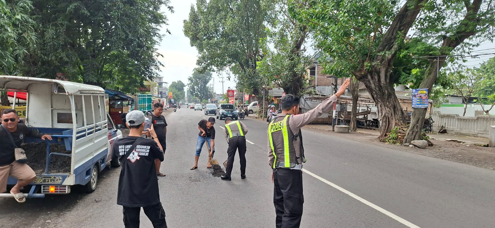 Polisi Gercep Tangani Jalan Berlubang demi Keselamatan
