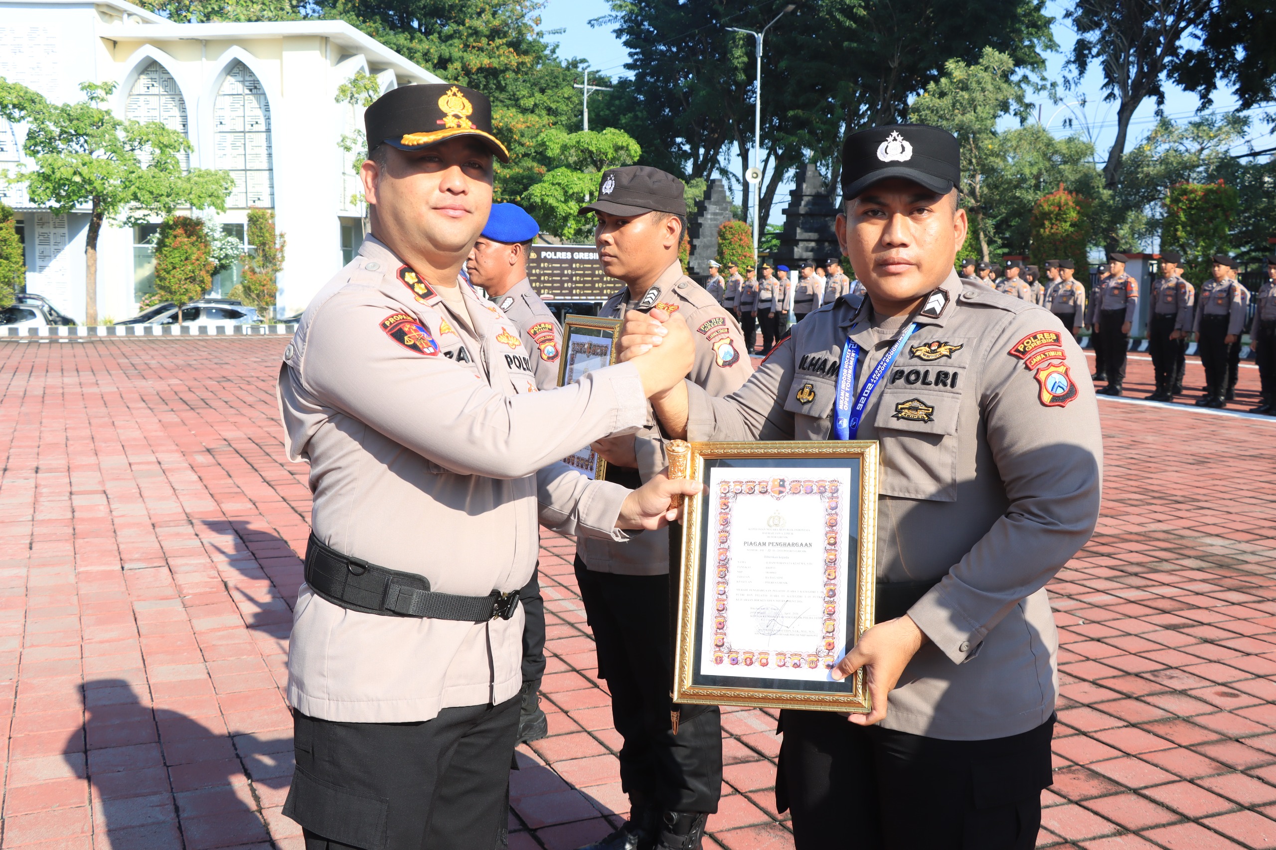 Apresiasi Dedikasi Anggota, Kapolres Gresik Beri Penghargaan 13 Personel dan 1 Warga