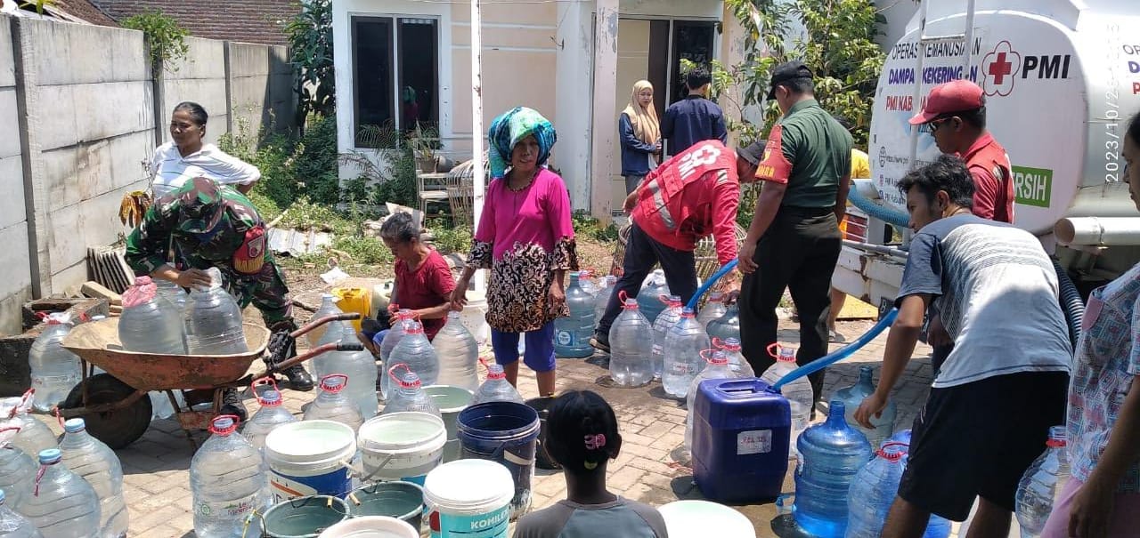 Kekeringan di Jember Meluas ke Perkotaan, PMI Salurkan Bantuan Air Bersih