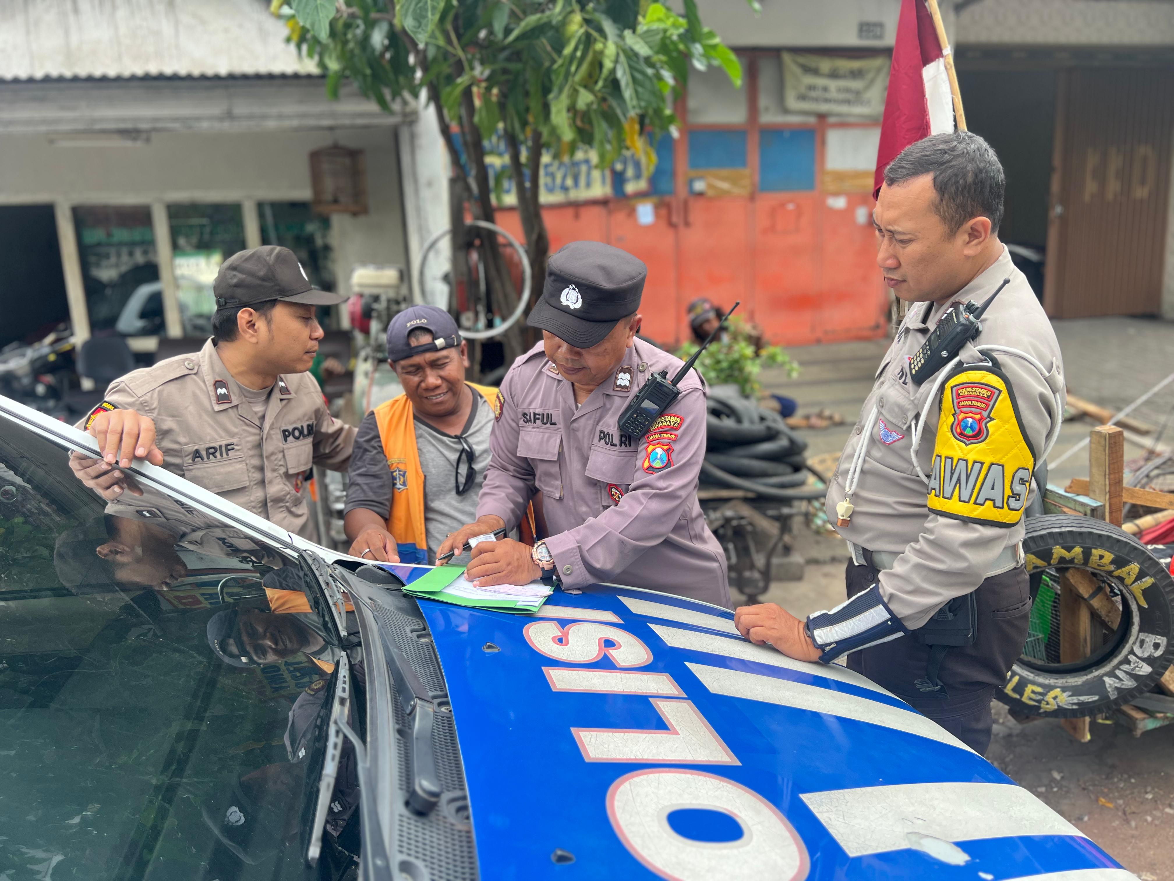 Sikat Parkir Liar di Jalan Tidar, Polsek Bubutan Amankan Jukir Tanpa Atribut Resmi