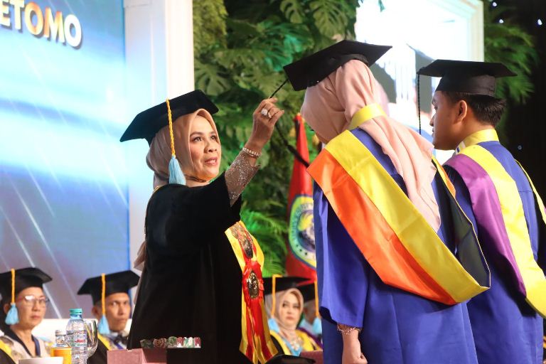 Unitomo Mewisuda 958 Lulusan, Rektor Ingatkan Pentingnya Pembelajaran Berkelanjutan