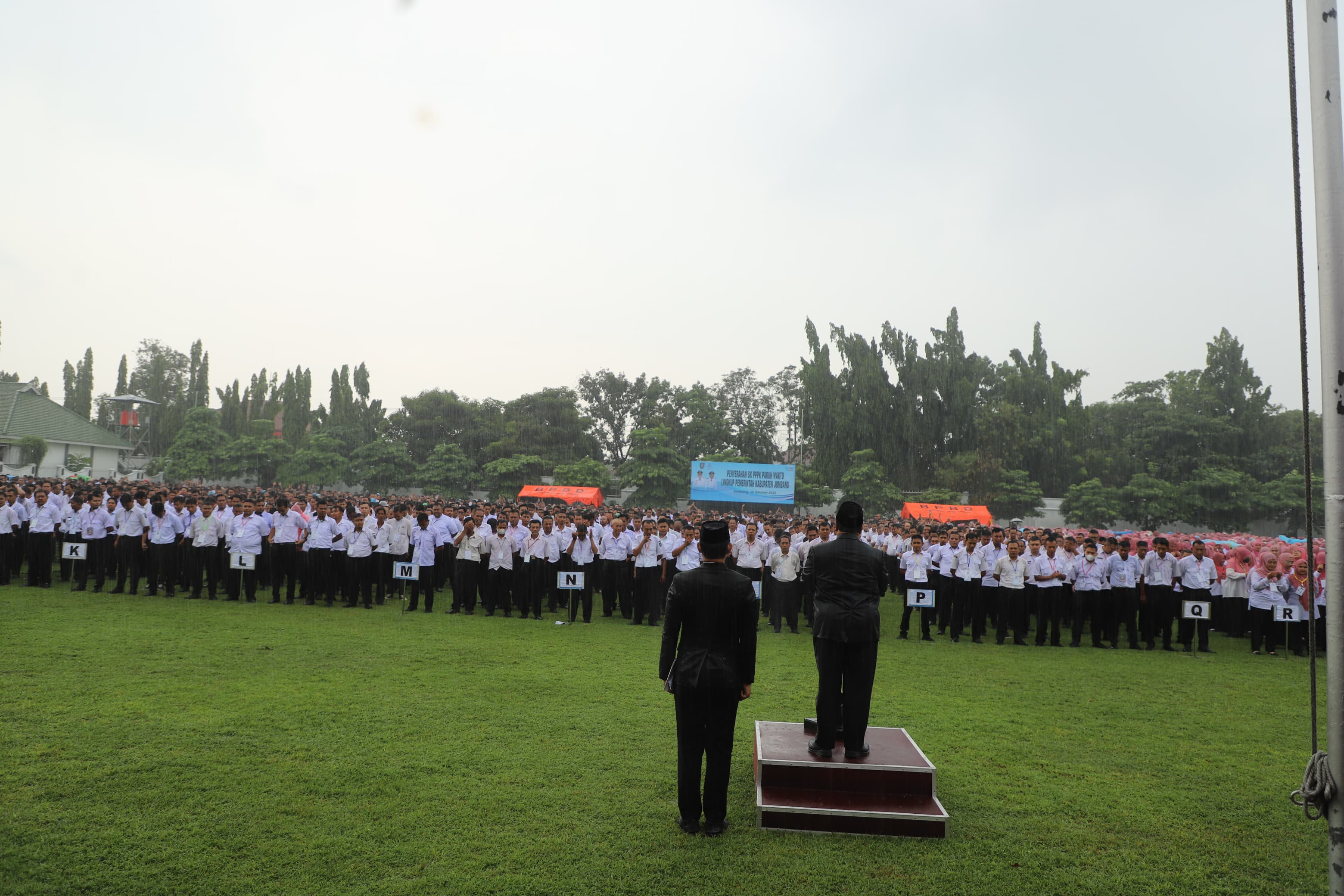 Di Bawah Guyuran Hujan, 4.101 Pejuang Pengabdian Menjadi PPPK Paruh Waktu Terima SK