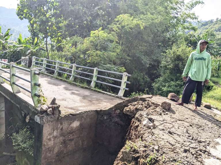 Tiga Jembatan Desa Putus, Ratusan Warga Grogol Sawoo Terisolasi