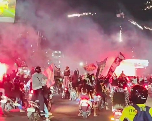Rayakan HUT Ke-99 Persebaya, Massa Bonek Konvoi dan Padati Jalan Protokol Surabaya