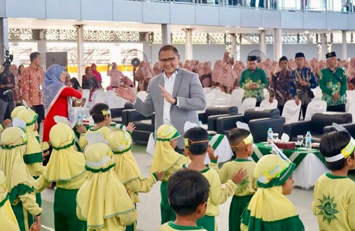Olahraga Bersama Ratusan Murid TK, Kadindik Jatim Gelorakan Senam 7 Kebiasaan Anak Hebat Indonesia