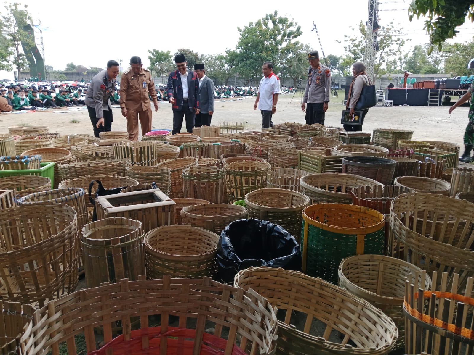 UIN SATU Tulungagung Catat Rekor MURI, 3.648 Tempat Sampah Bambu Jadi Simbol Kepedulian Lingkungan
