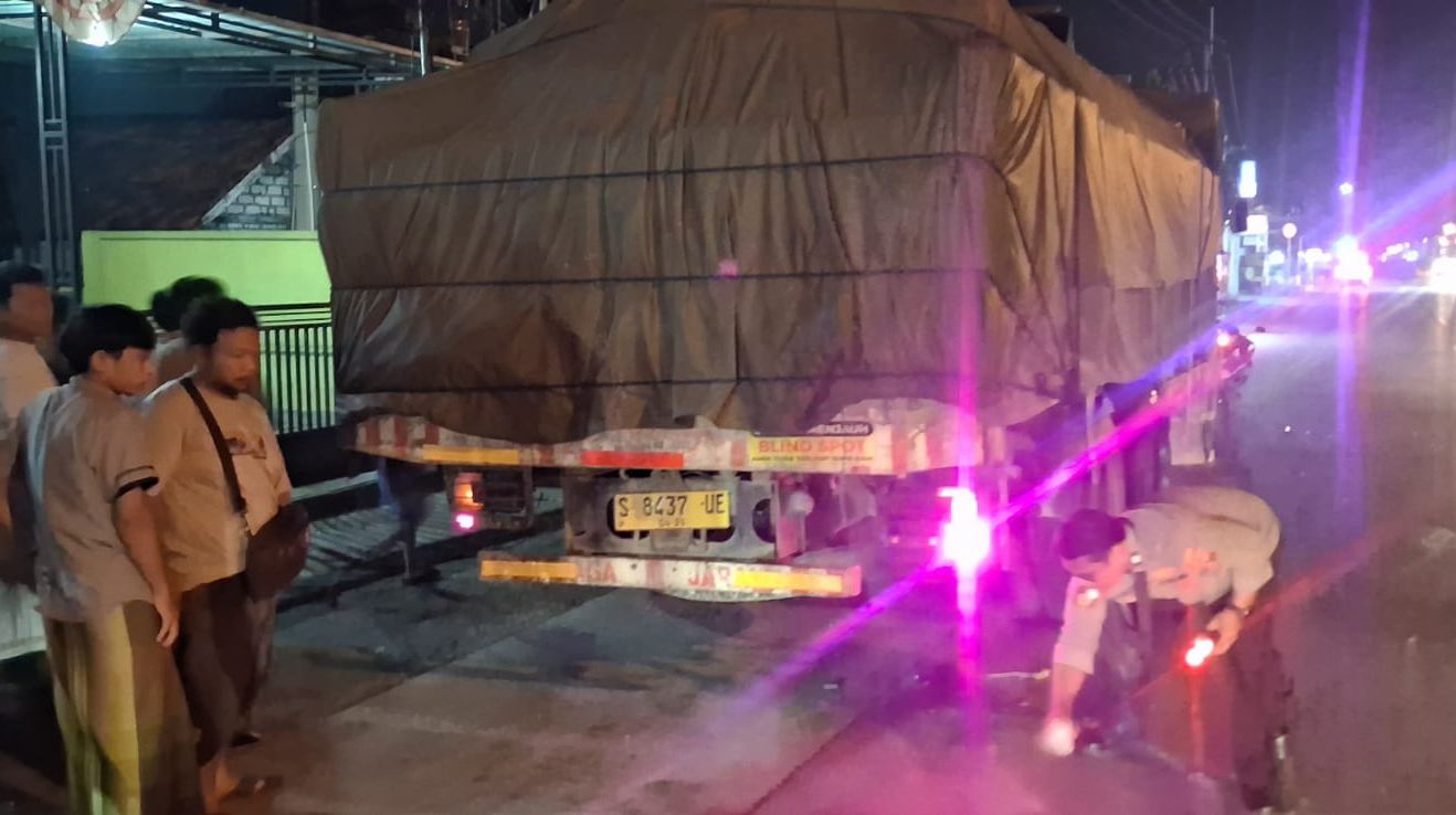 Pemotor Asal Surabaya Tewas Tabrak Bak Belakang Truk Parkir di Duduksampeyan Gresik