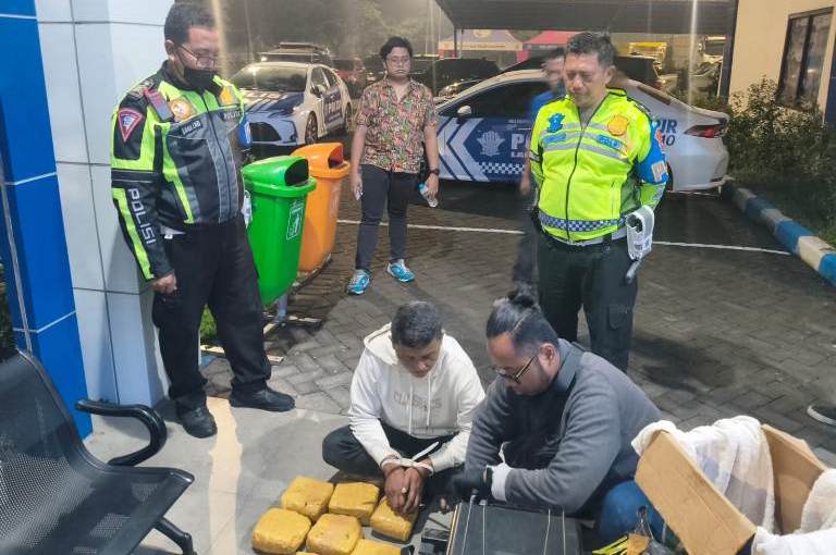 Sat PJR Polda Jatim dan BNNP Gagalkan Pengiriman 7 Kilogram Sabu: Simpan BB di Balik Tumpukan Baju