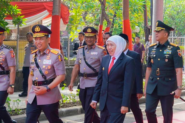 Gubernur Khofifah Hadiri Upacara Peringatan Hari Juang Polri, Momen Perkuat Komitmen Berikan Pelayanan Terbaik