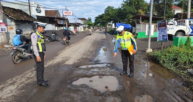 Hindari Jalan Berlubang, Pemotor di Kencong Jember Tewas Terlindas Dump Truck