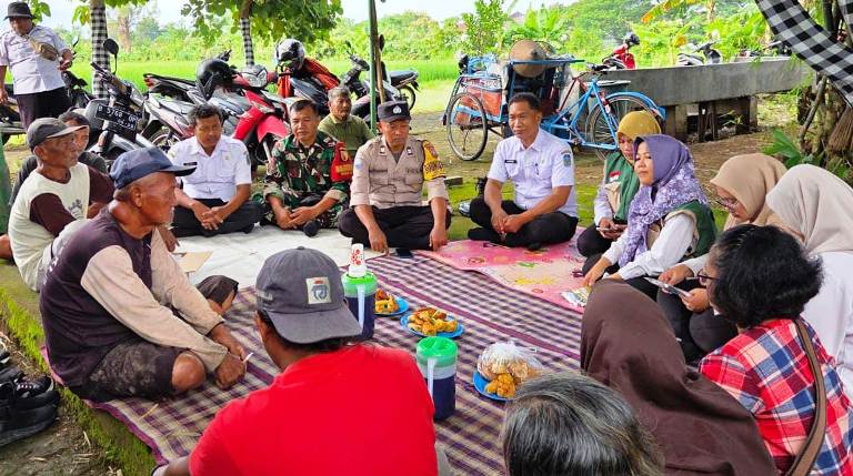 Bhabinkamtibmas Bersama Tiga Pilar dan PPL Beri Penyuluhan Kualitas Hasil Tanam di Kelurahan Ploso Nganjuk