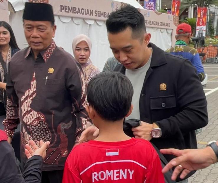 DPRD Jatim Bagikan Ribuan Sembako untuk Warga Sekitar