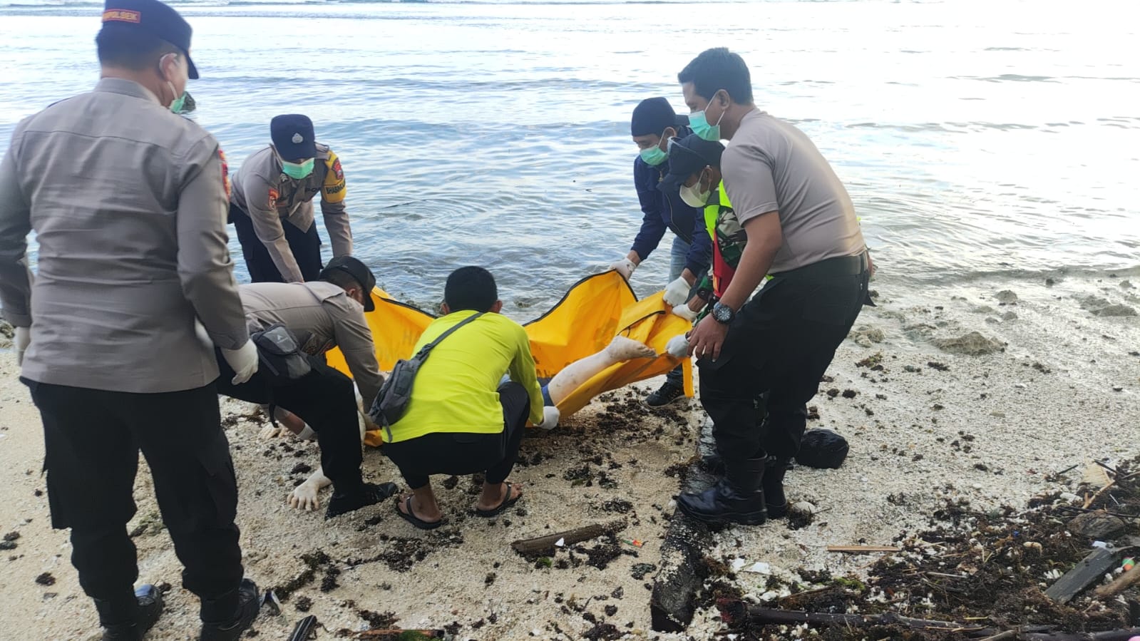 Jenazah Diduga Korban Ke-14 KMP Tunu Pratama Jaya Ditemukan di Pantai G-Land Banyuwangi