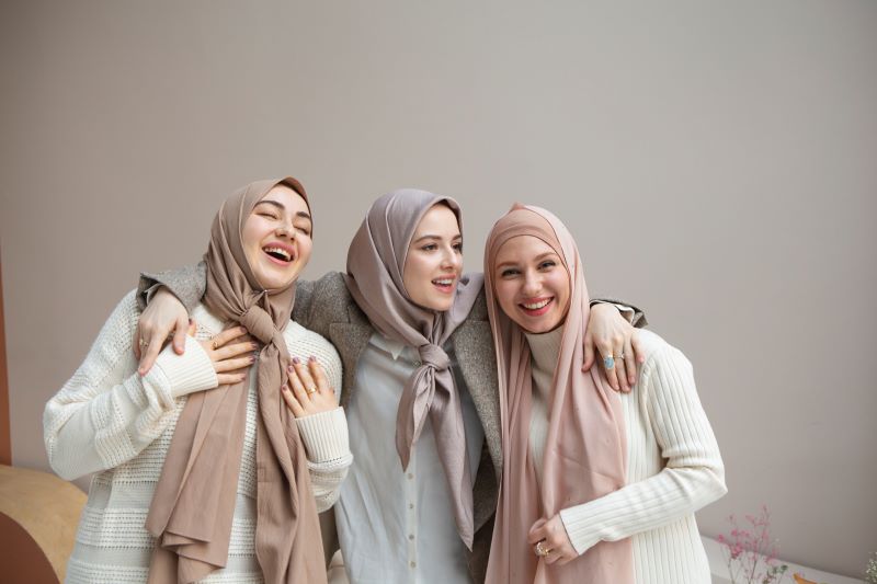 Tren Lebaran 2024: Hijab Pashmina Shimmer untuk Penampilan Menawan