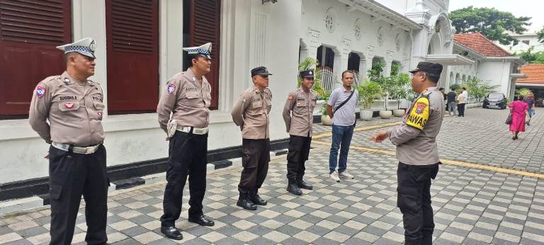 Polsek Sawahan Gelar Pengamanan Ketat Sidang PHI di PN Surabaya, Kapolsek Tekankan Pendekatan Humanis
