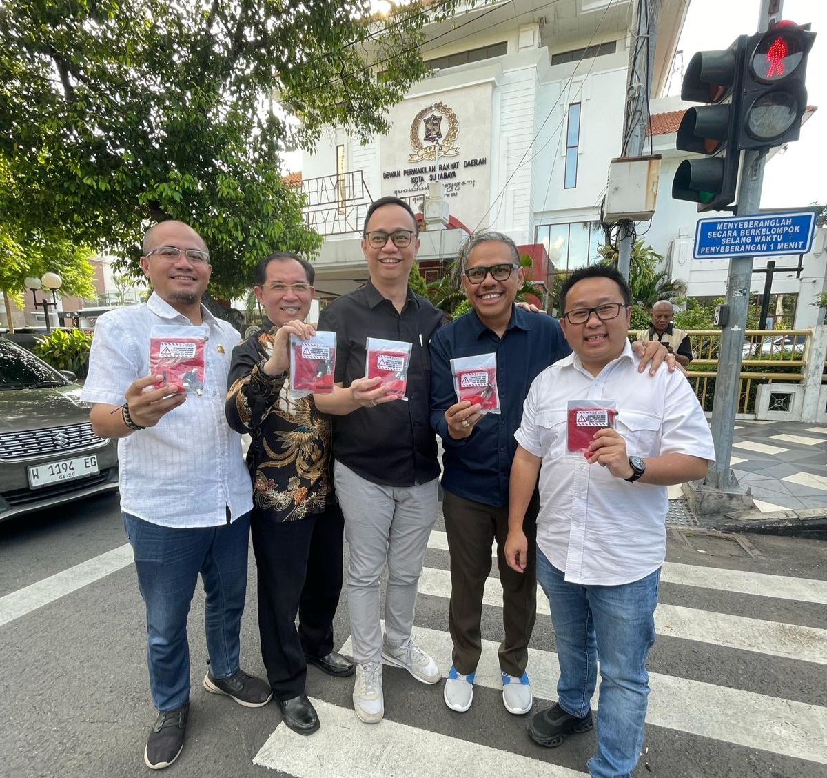 Fraksi PSI DPRD Surabaya Bagikan Gembok Cakram, Wujud Kepedulian Keamanan Kota