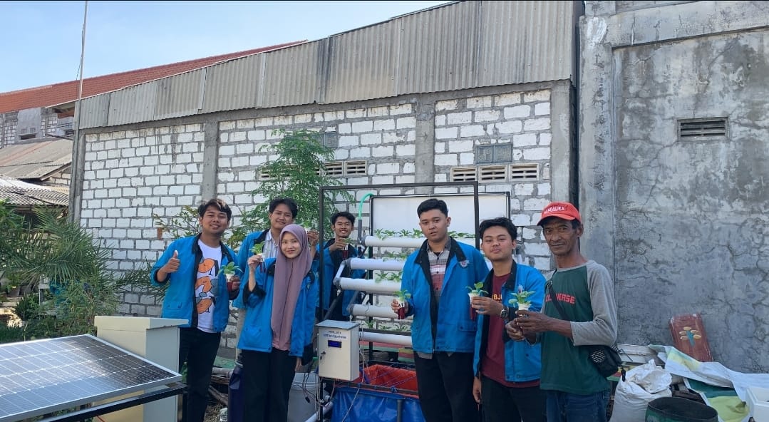 Mahasiswa HIMATEKINS ITS Rancang Sistem Aquaponic Berbasis PLTS