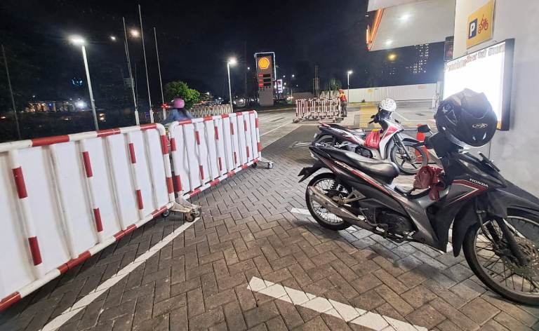 Dua Pelaku Gondol Beat Street Milik Pengunjung SPBU Shell Rungkut Surabaya