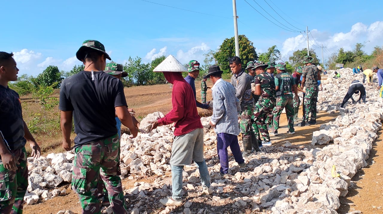 Satgas TMMD Kodim 0827/Sumenep Gotong Royong Angkat Batu untuk Pembangunan Jalan Rabat