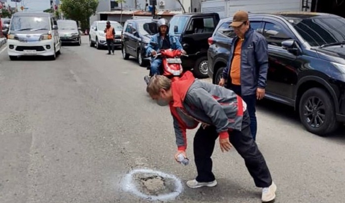Lurah Kapasan Tandai Jalan Berlubang untuk Antisipasi Kecelakaan