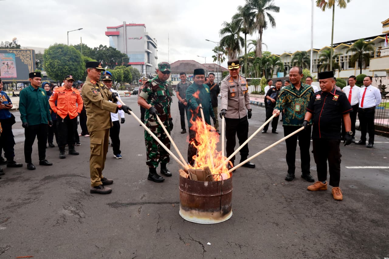 Jaga Kekhusyukan Ramadan, Polres Jember Musnahkan Ribuan Botol Miras dan Narkoba