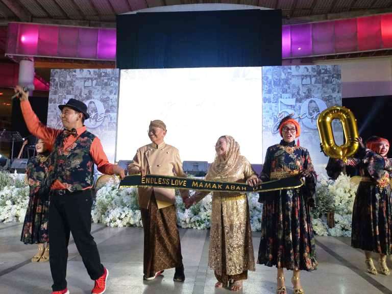 Setengah Abad Penuh Kehangatan, Dahlan Iskan dan Napsiah Sabri Rayakan Pernikahan Emas