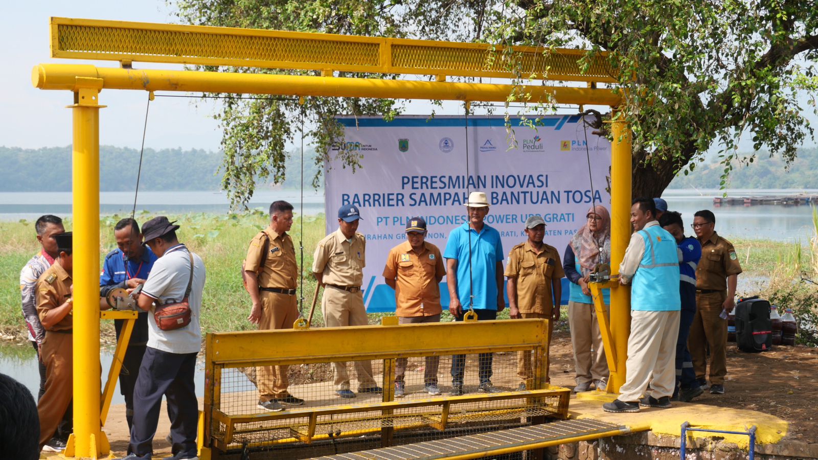PLN Indonesia Power Lestarikan Danau Ranu Grati, Bangun Trash Barrier dan Eco Enzym