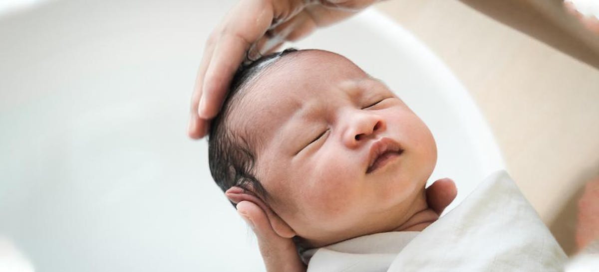 Mencukur Rambut Bayi: Apakah Benar Membuatnya Lebih Tebal? Mitos atau Fakta?