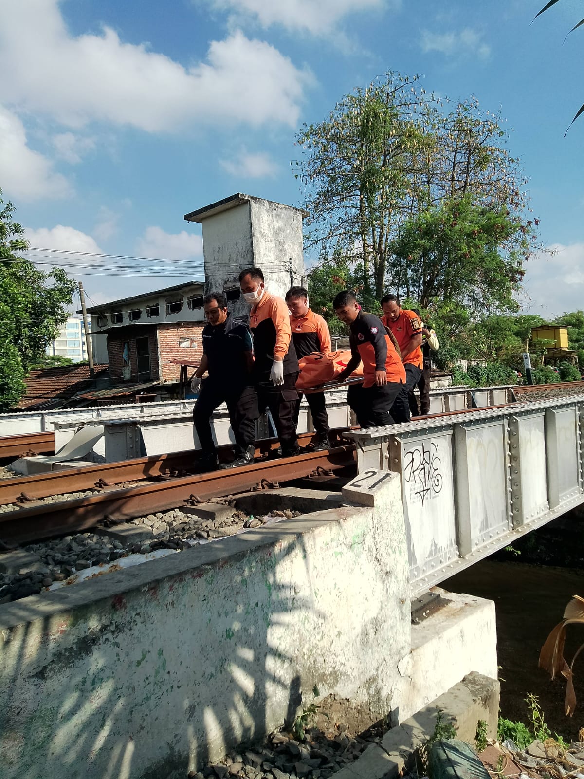 Pria Semolowaru Ditemukan Tewas di Pinggir Rel Kereta Api Kalibokor