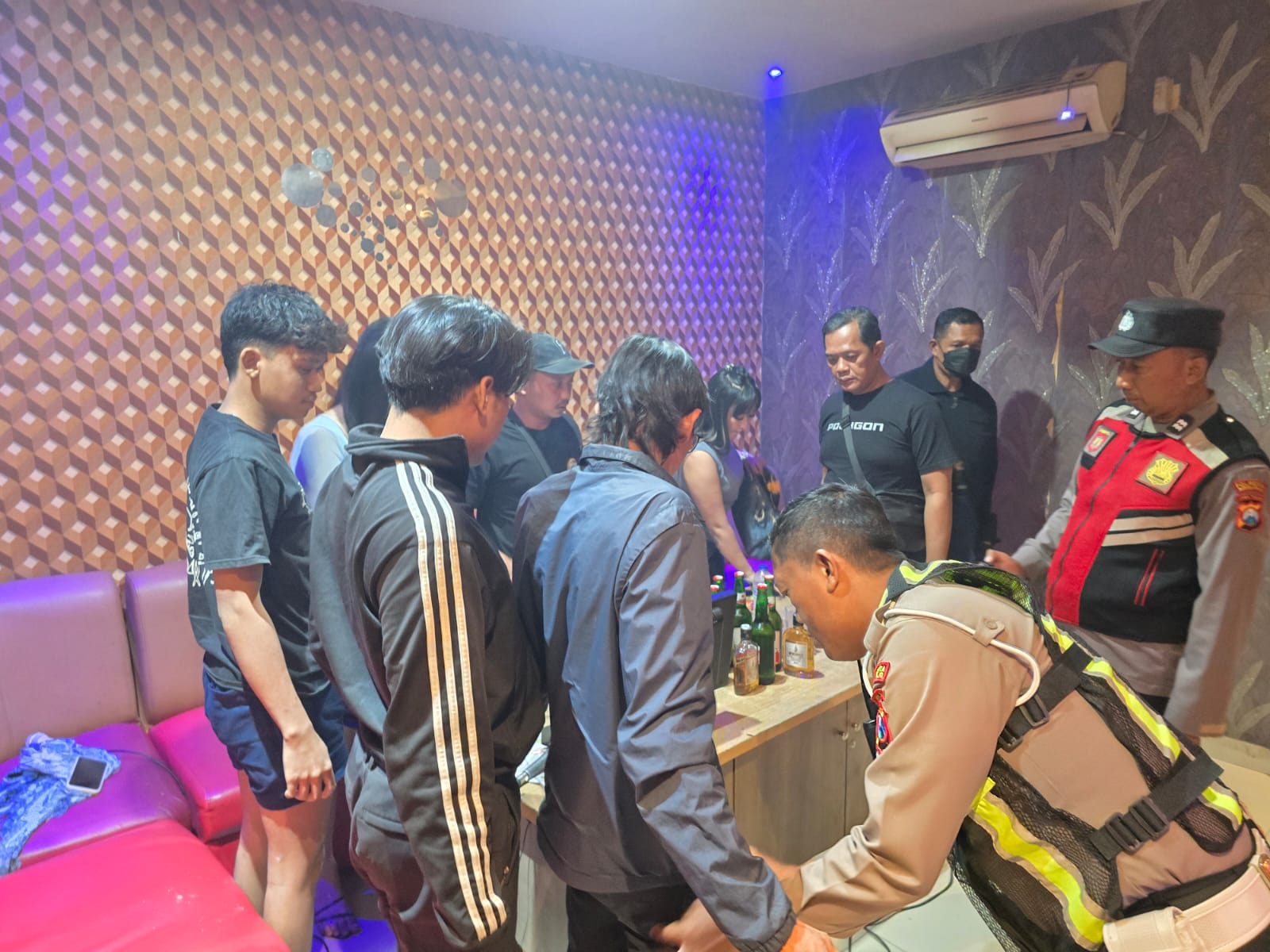 Tempat Karaoke Kbroo Dirazia Polisi, Puluhan Botol Miras Berbagai Merek Diamankan