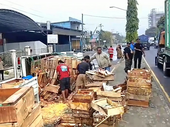 Truk Pengangkut Telur Terguling di Bypass Pandaan Pasuruan, Tiga Motor Terjatuh