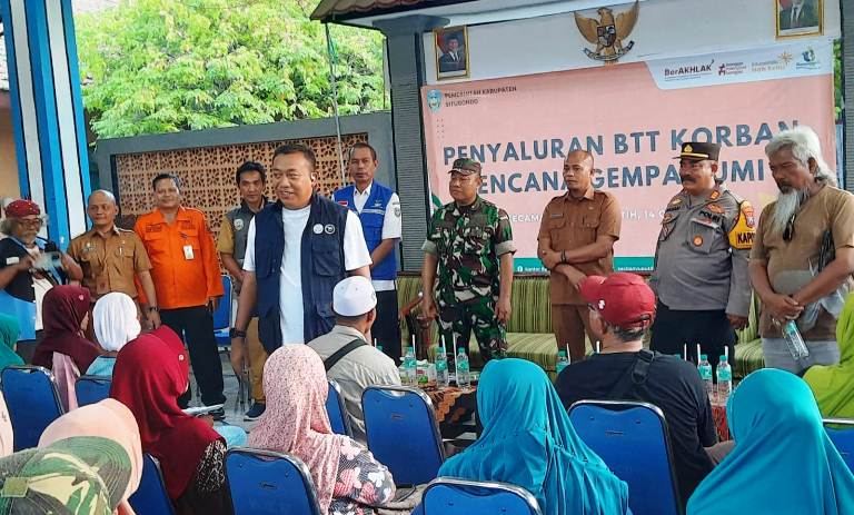 Bupati Rio Salurkan Bantuan Rp372 Juta untuk 169 Warga Terdampak Gempa di Banyuputih Situbondo