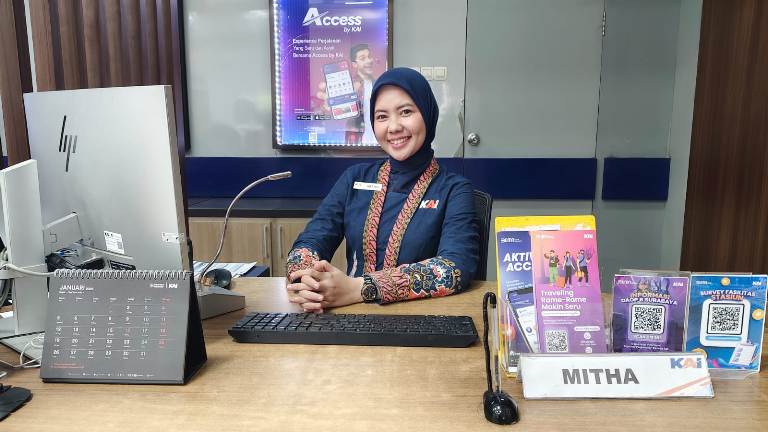 Dari Stasiun Gubeng ke Panggung Nasional Kisah Mitha Zhendhy Raih Best Frontliner KAI