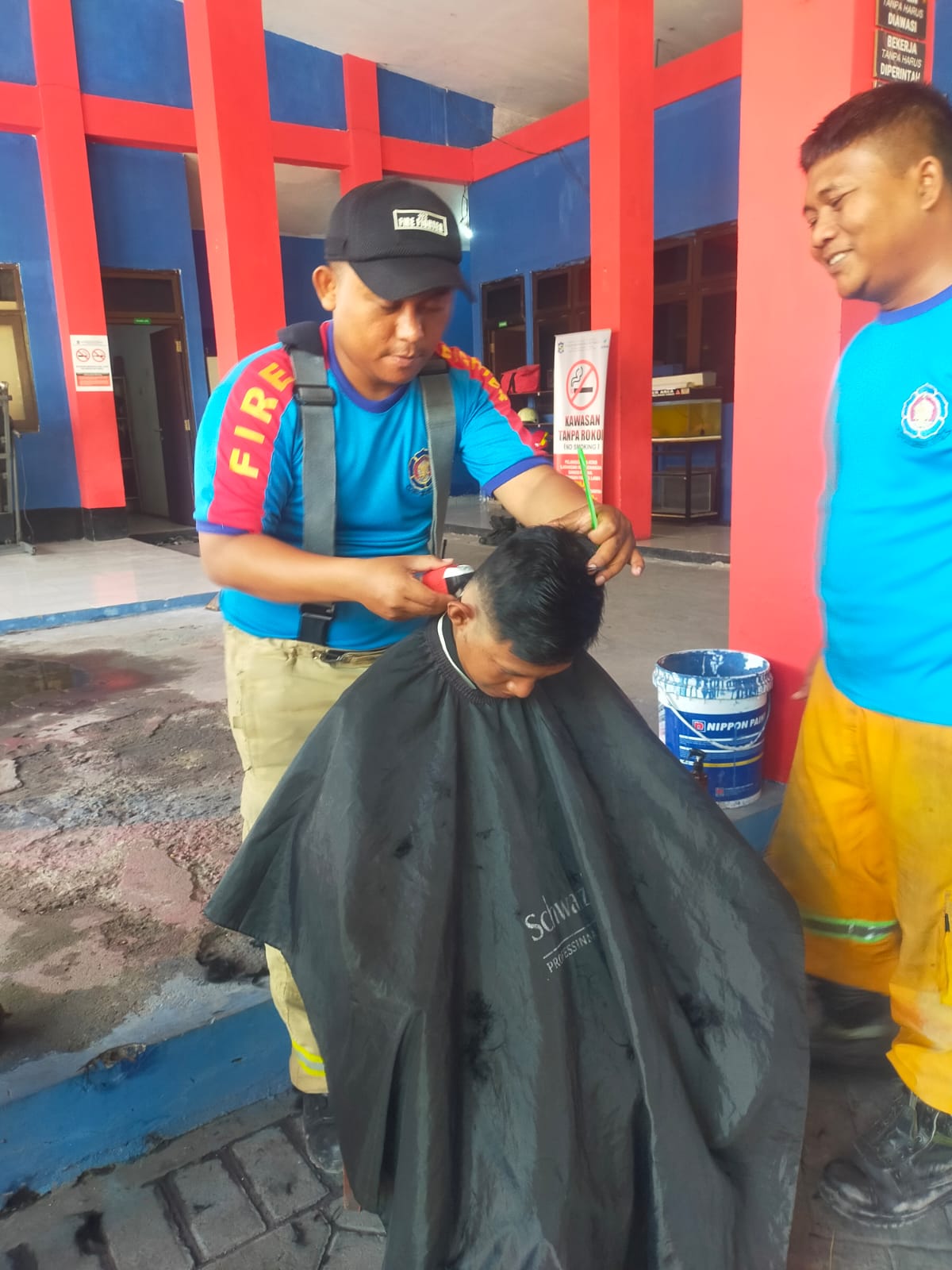 Tak Cuma Tangguh Jinakkan Api, Petugas Damkar Juga Piawai Cukur Rambut Pemuda Depresi
