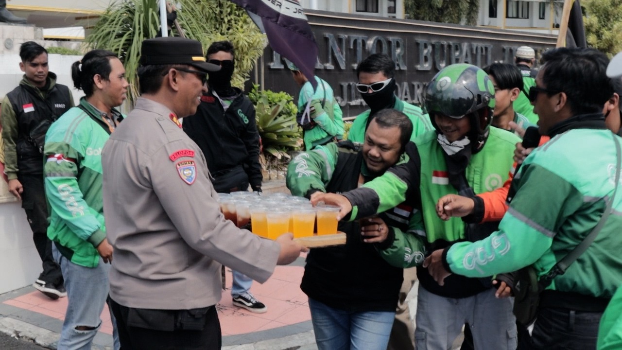 Polisi Humanis di Jember, Kawal Aksi Ojol, Bagi Minuman Dingin, Ciptakan Suasana Sejuk