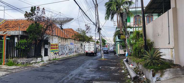 Tiang Listrik di Tengah Jalan Petemon Picu Kekhawatiran Warga: Antara Kelalaian dan Ancaman Keselamatan
