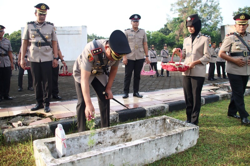 Jelang HUT Bhayangkara ke-78, Polres Bangkalan Gelar Upacara Tabur Bunga dan Ziarah di TMP 