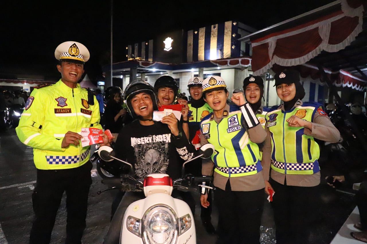 Sambut HUT Ke-80 RI, Satlantas Polres Kediri Kota Bagikan Ribuan Bendera Merah Putih Gratis ke Masyarakat