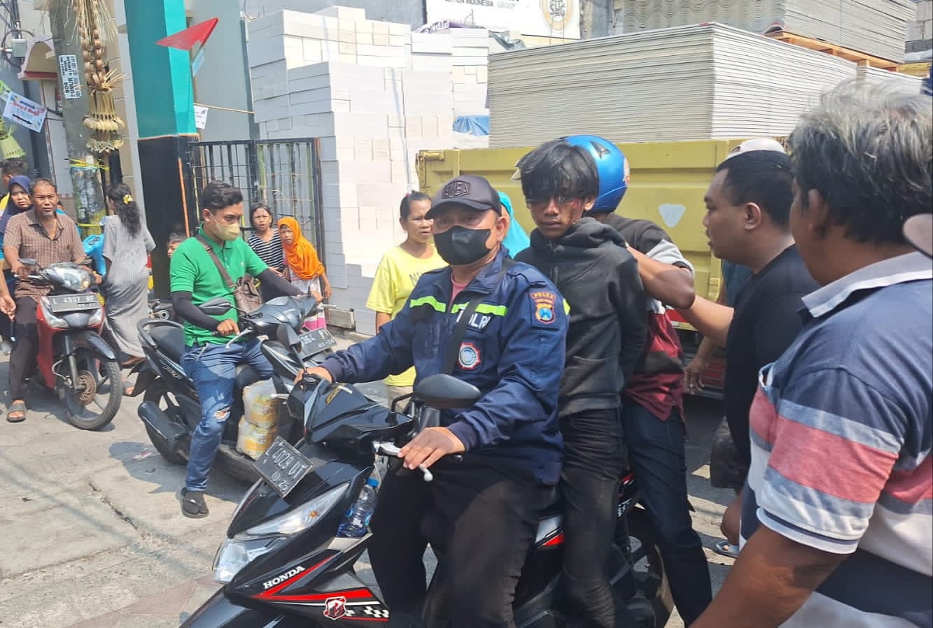 Ketahuan Dorong Motor Curian, Pemuda Asem Jajar Babak Belur Dihajar Massa