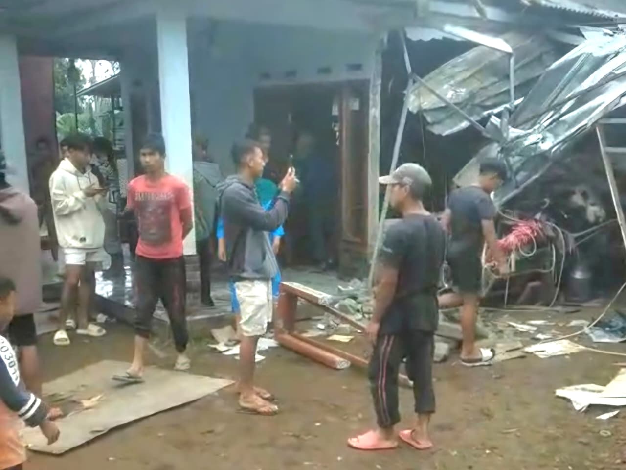 Motor Wisatawan Bromo Terjun Bebas Timpa Atap Rumah Warga Tosari