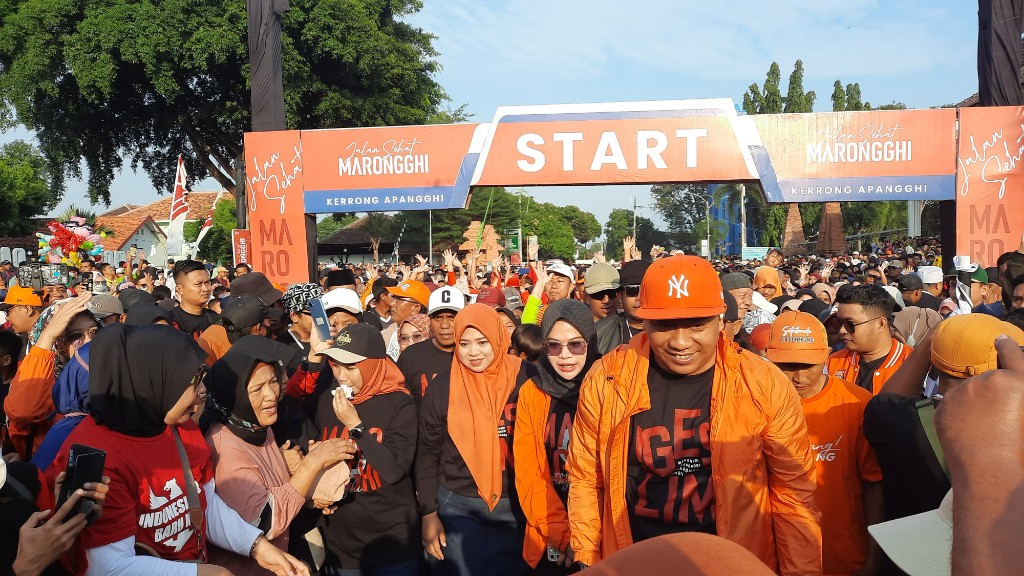 Puluhan Ribu Warga Situbondo Meriahkan Jalan Sehat Maronggi Bersama Mas Rio dan Mbak Ulfi