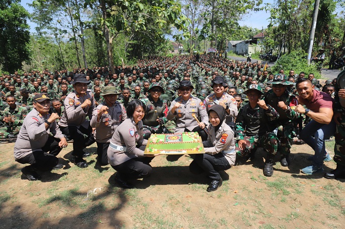 HUT TNI Ke-80, Kapolres Magetan Beri Kejutan Prajurit Secata di Hutan Ngariboyo 