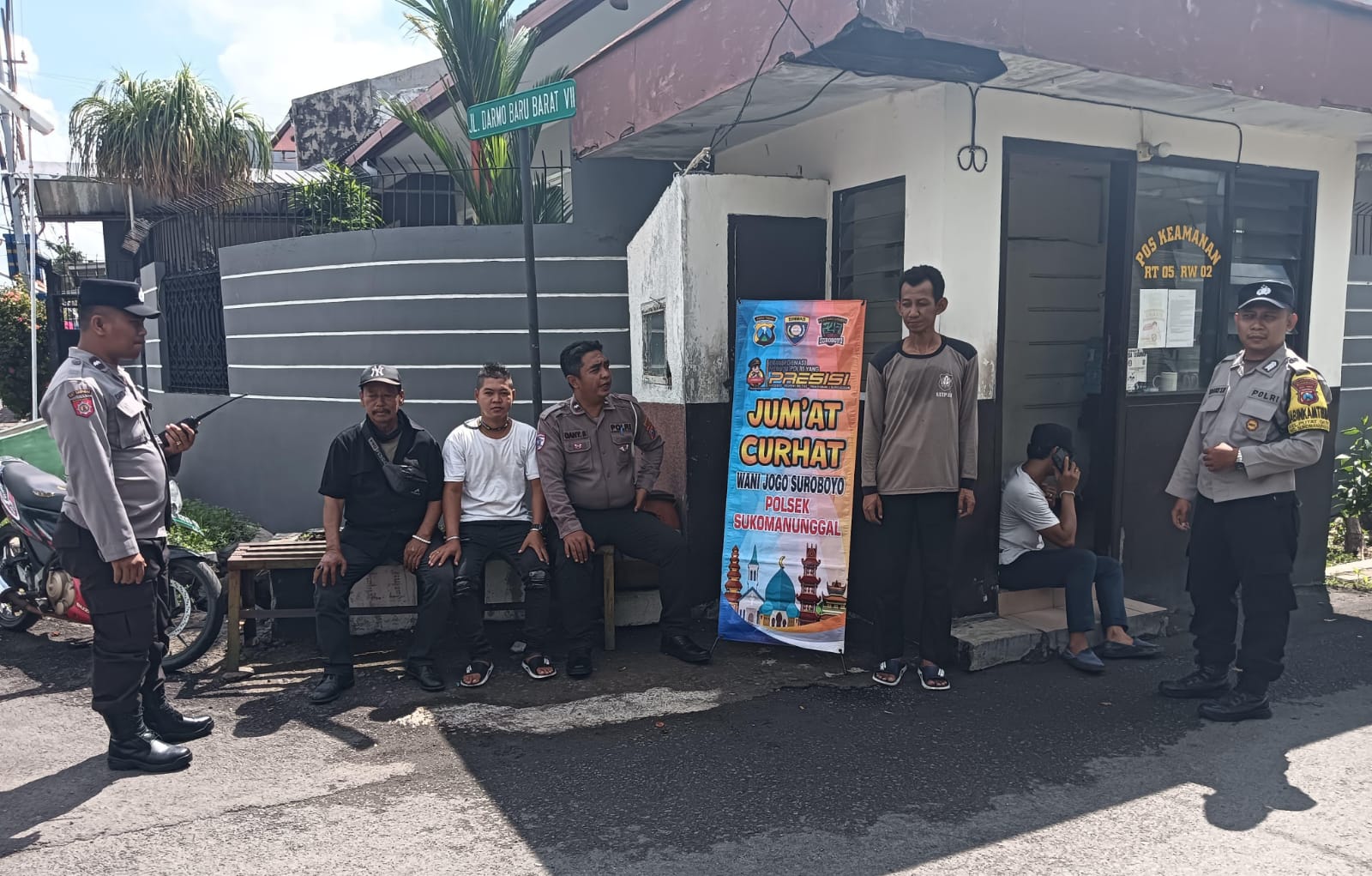 Jumat Curhat Polsek Sukomanunggal di Perum Darmo Baru Barat Jaring Keluhan dan Masukan Warga