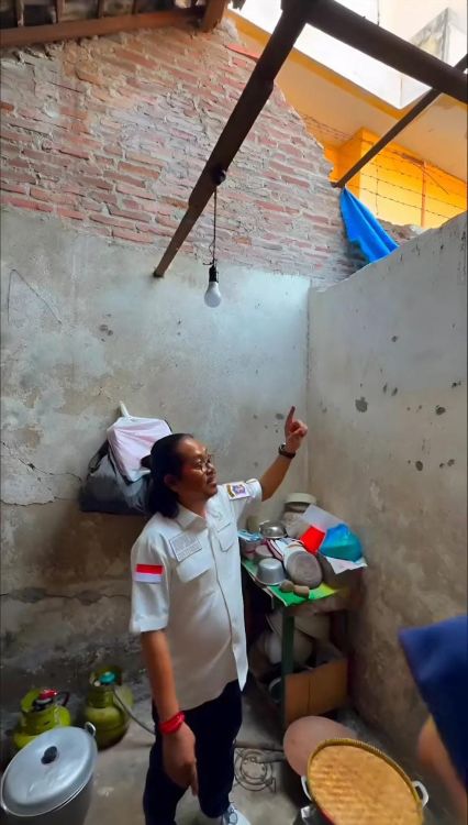 Blusukan ke Gang Sempit, DPRD Surabaya Tinjau Rumah Warga yang Atapnya Jebol