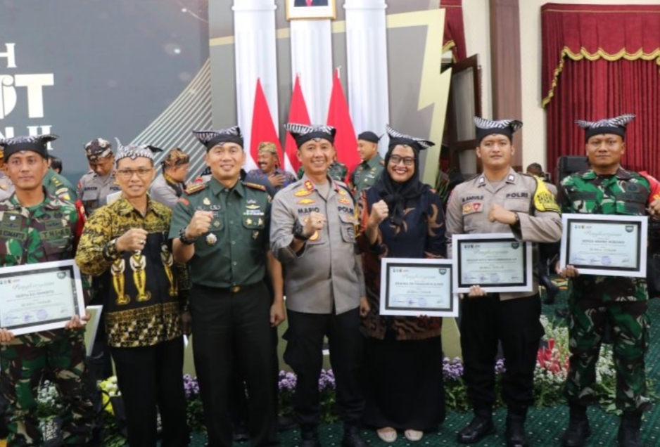 Bhabinkamtibmas Polres Bojonegoro dan Tiga Pilar Kelurahan Karangpacar Terima Anugerah Patriot Jawi Wetan II