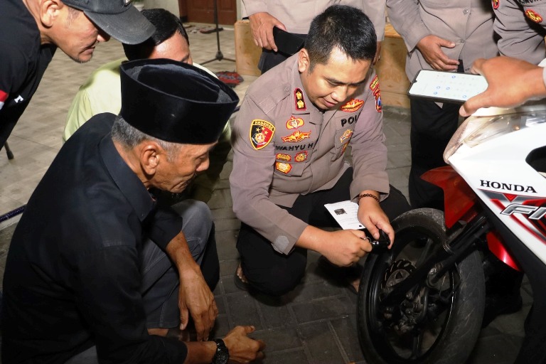 Cegah Curanmor, Kapolres Tanjung Perak Bagikan 200 Kunci Ganda ke Warga Morokrembangan