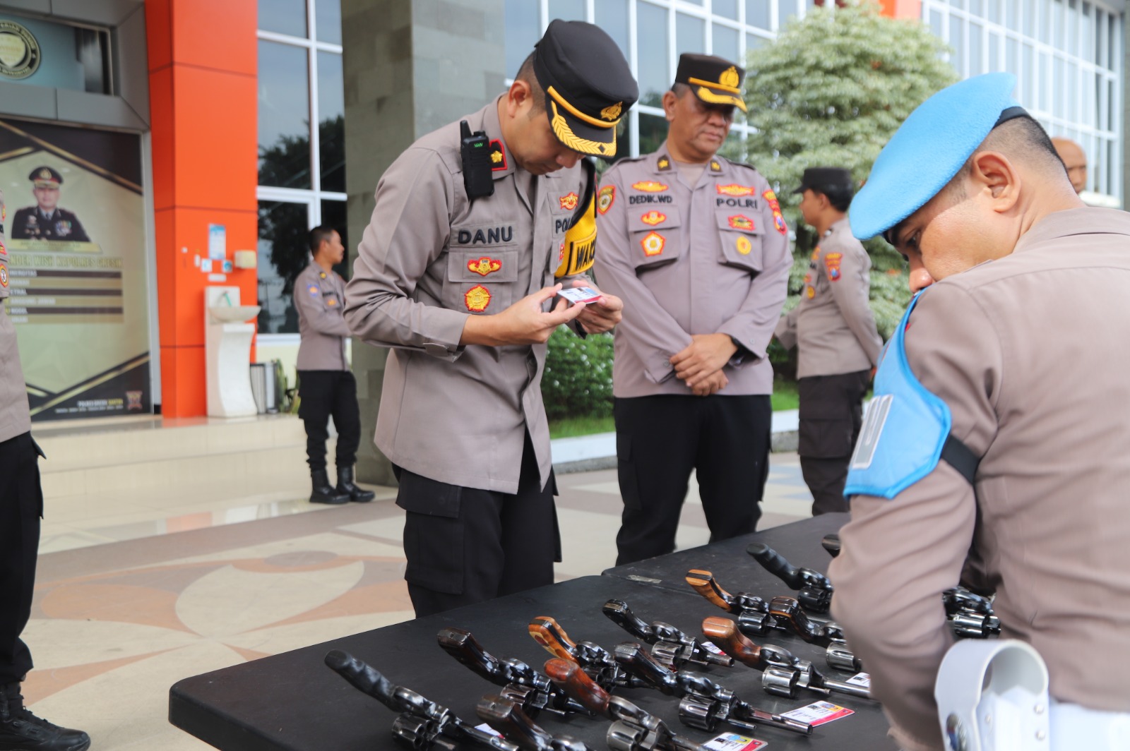 Pastikan Personil Bebas Narkoba, Polres Gresik Lakukan Test Urine dan Pengecekan Senjata