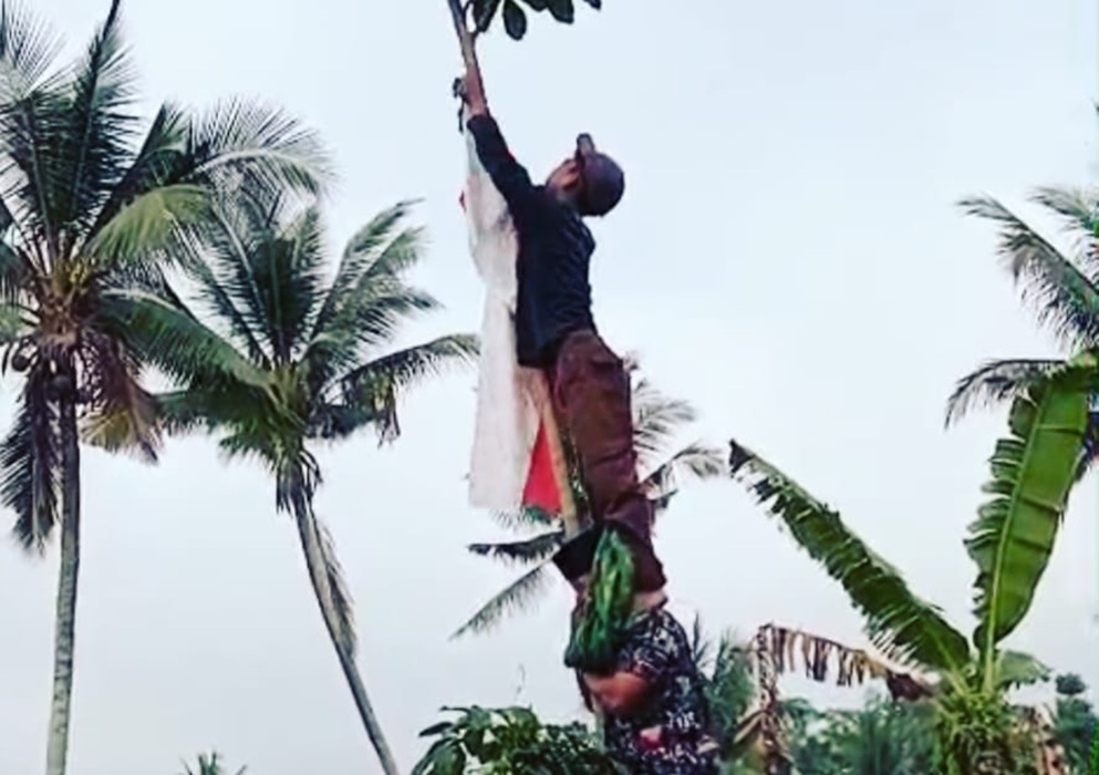Warga Kibarkan Bendera Merah Putih di Lahan PT Kali Jeruk Baru Lumajang