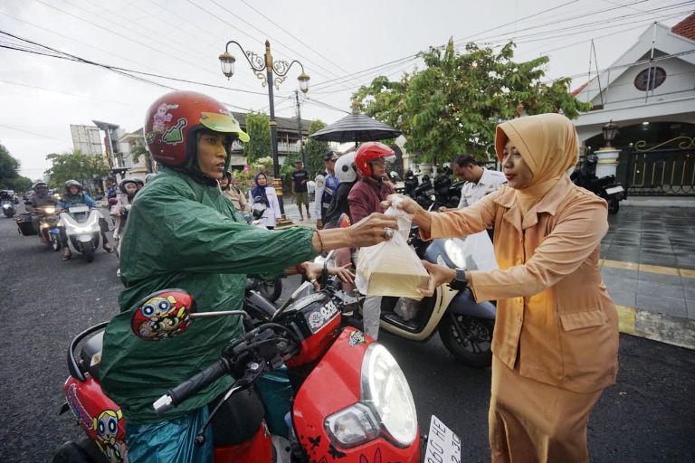 Program Berbagi Takjil Pemkot Madiun 2026, OPD Bagikan Ratusan Paket di 30 Titik Selama Ramadan 1447 H