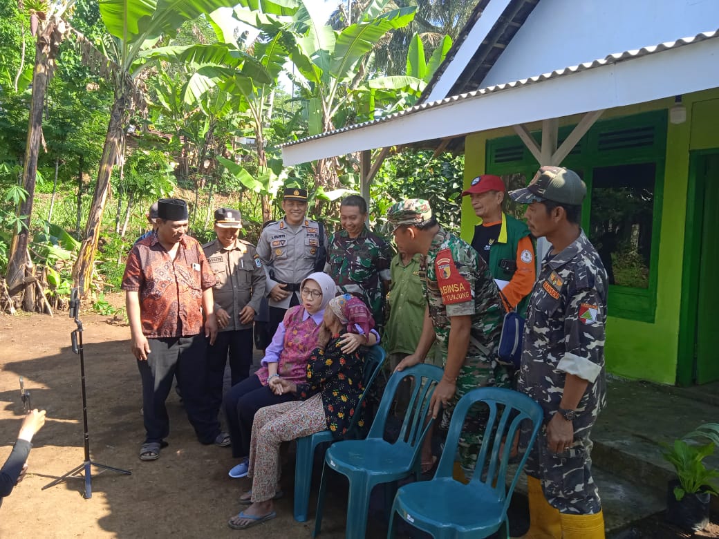 Kapolsek Gucialit Dampingi Bupati Lumajang Tinjau RTLH dan Resmikan Wisata Kopi Jatian Kenongo